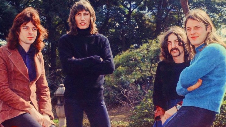 4 personas posando para una foto