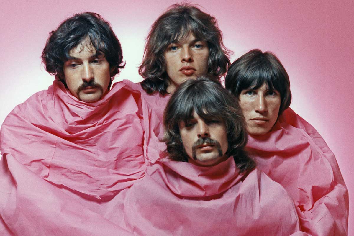 4 personas con buzo rosa