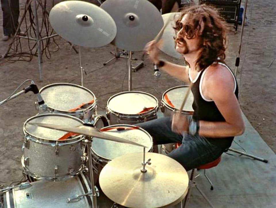 persona tocando una bateria