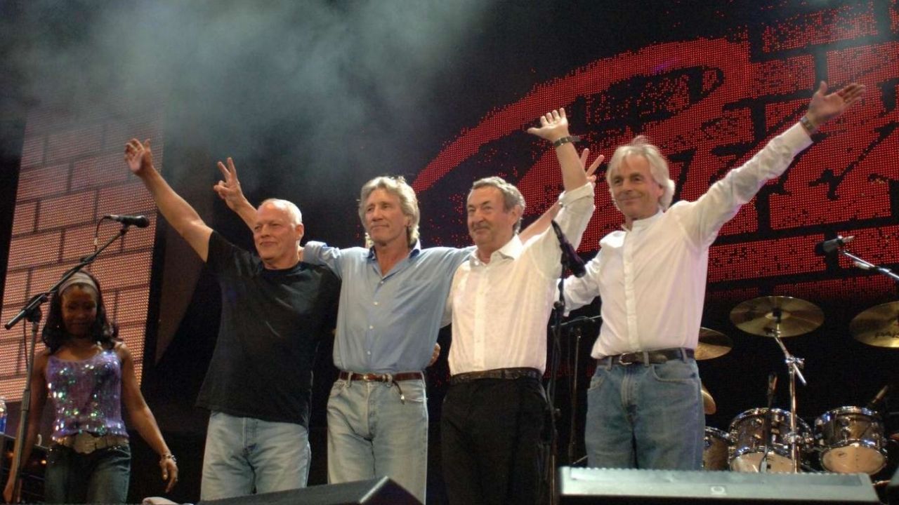4 personas despidiendose